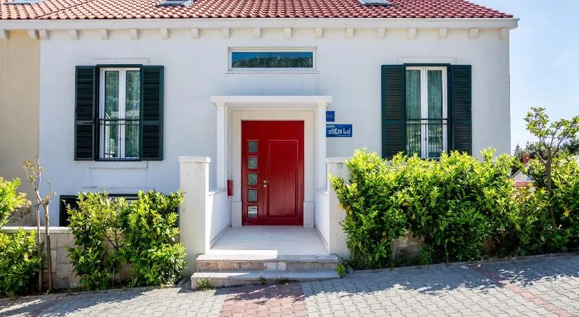 Zlatni Bol Apartments - Image 1