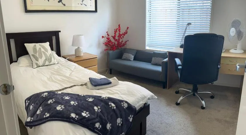 Melbourne Lakes warm house - Image 1