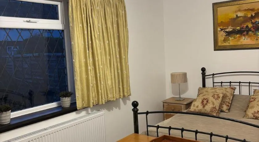 Studio apt with private parking - Image 1