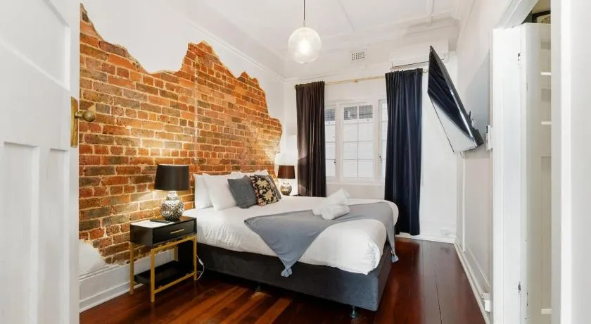 Old English Inspired 1BR Apartment - Image 1