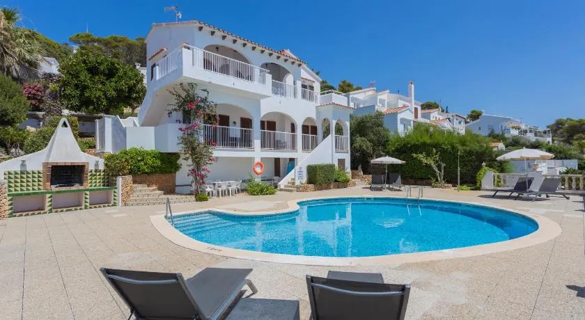 Spacieuse maison de vacances entièrement équipée avec terrasse, piscine et barbecue | Vue plage | À côté de la plage - Image 1