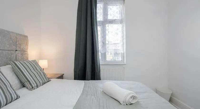 Cosy Tilbury Town 2BR Apt, Station and Amenities - Image 1