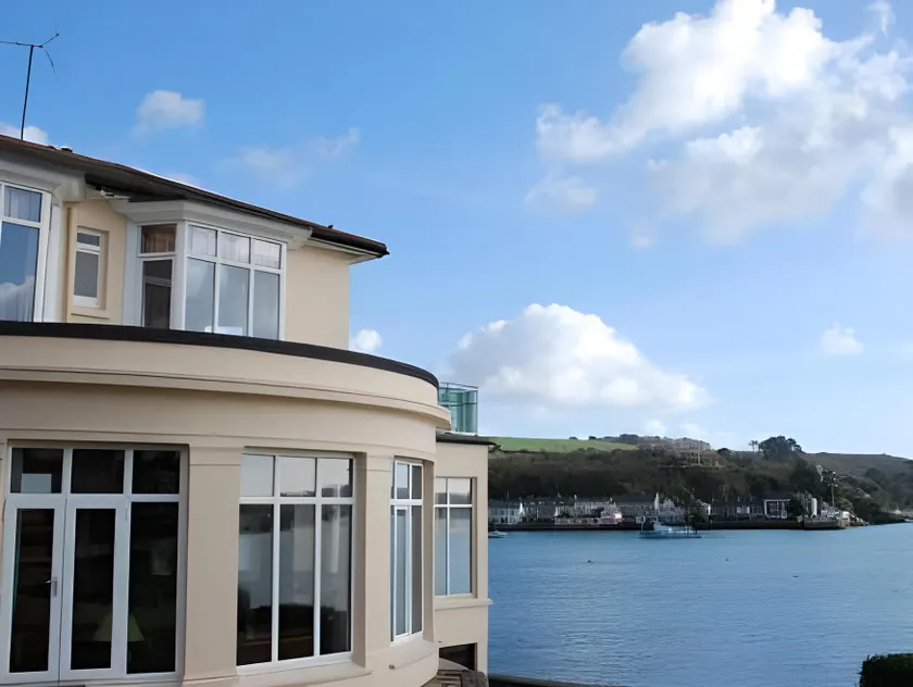 Greenbank Hotel - Image 1