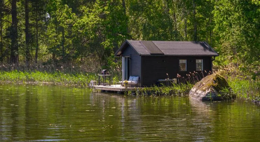 The Floating Lodge - Image 1