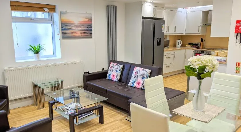 Spacious 2-bed apartment in central Kingston near Richmond Park - Image 1