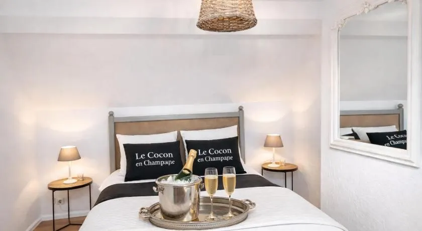 Cocoon of Enjoy i Champagne - Image 1