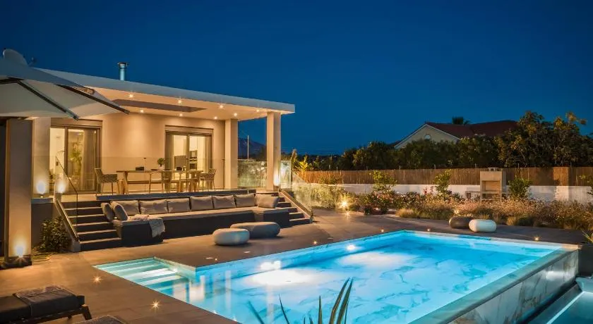 Superior Luxury Villa with Private Pool! - Image 1