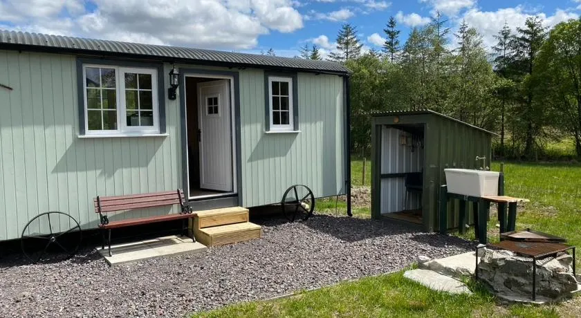Wee Highland Hideaway Hut - Image 1