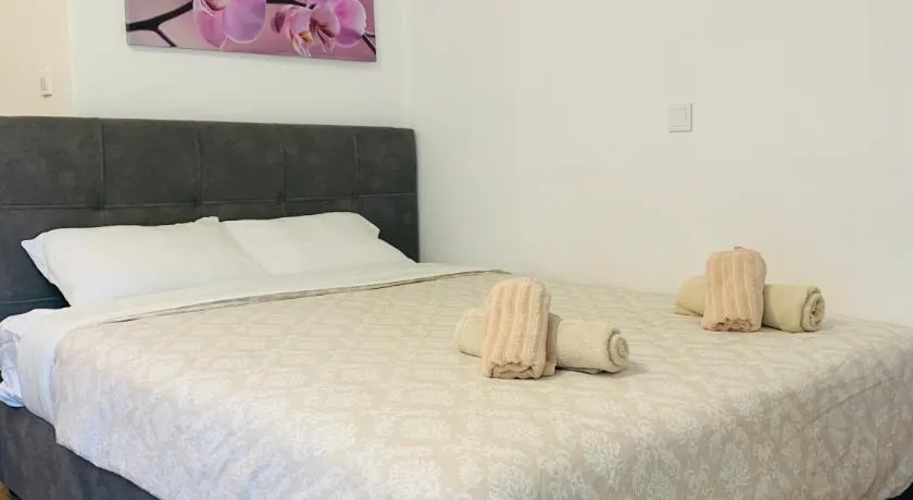 Alex Comfort Room - Image 1