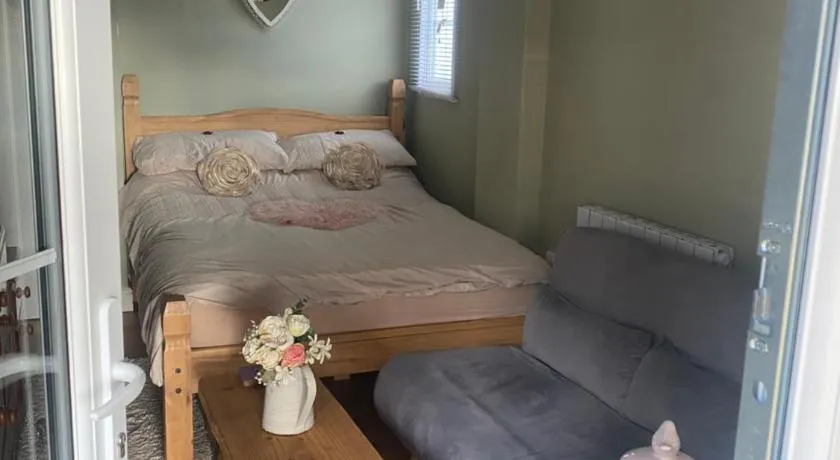 Private en-suite RUTHIN - Image 1