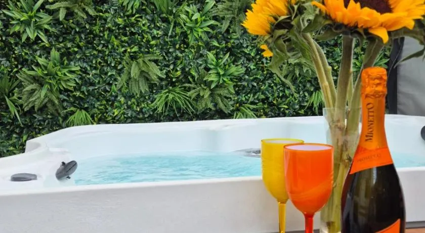 JUNGLE HOT TUB, games room, near eateries, micro brewery, pubs, beauty salons and boutique shops, Argyle, free Netflix, in the heart of Plymouth - Dogs welcome - Hosted by Absolute Accommodation Plymouth - Image 1