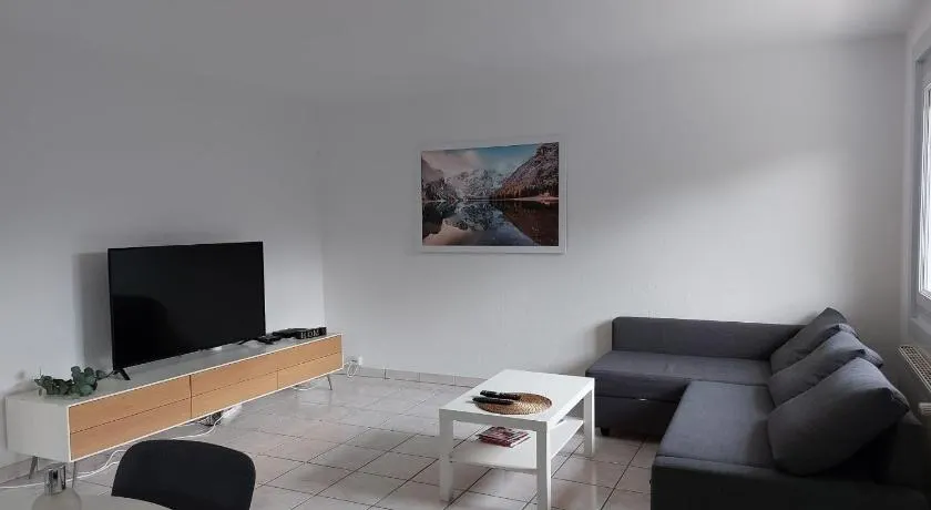 Charmant appartement au rez de jardin d'une maison - Image 1