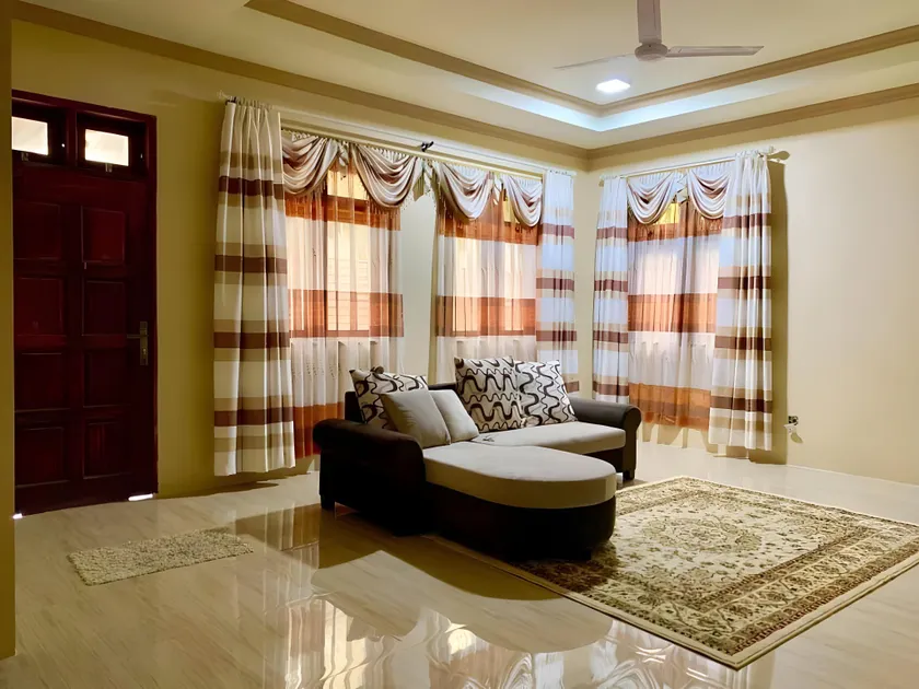 Endhaa, Divers Home - Image 1