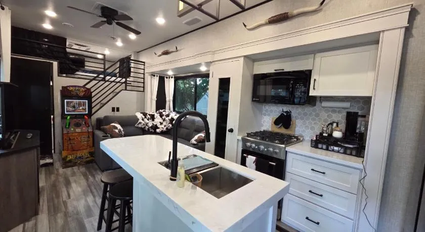 Gorgeous RV Rental River Ranch! 146 - Image 1