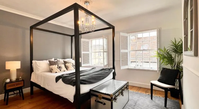 BEAUTIFUL WINDSOR COTTAGE, AMAZING LOCATION, The Castle, Ascot, Legoland, Free Parking Super Close - Image 1