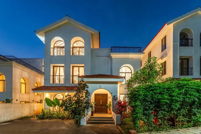 ELIVAAS Signature Casa Del Mundo With Pvt Pool, Bar, Lift & Scenic Hill Vistas - Image 1