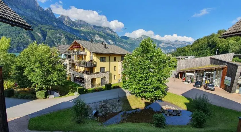 Walensee House & Apartments - Image 1