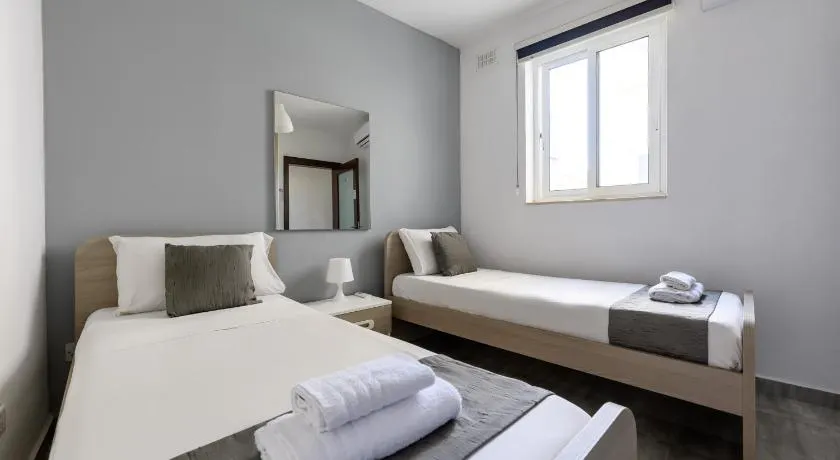 F7 Room 2, Private Bedroom two single beds shared bathroom in shared Flat - Image 1