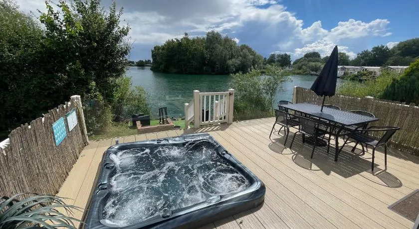 Lakeside Retreat 1 with hot tub, private fishing peg situated at Tattershall Lakes Country Park - Image 1