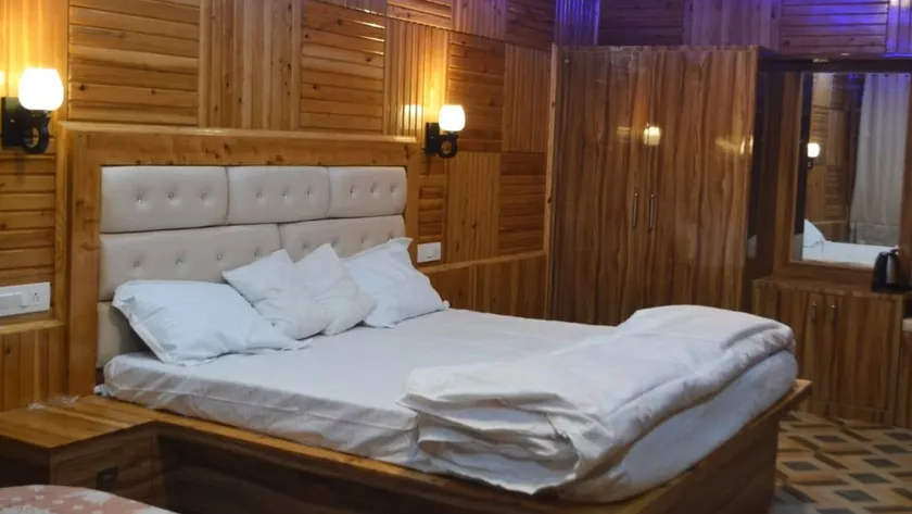 SILVERMOON HOMESTAY SHIMLA |NEAR KUFRI - Image 1
