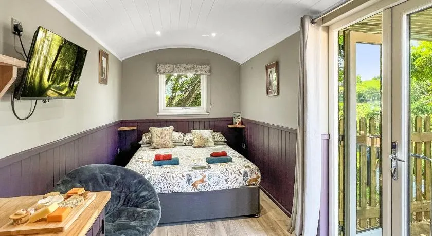 Valley View Retreat Shepherd’s Hut - Image 1