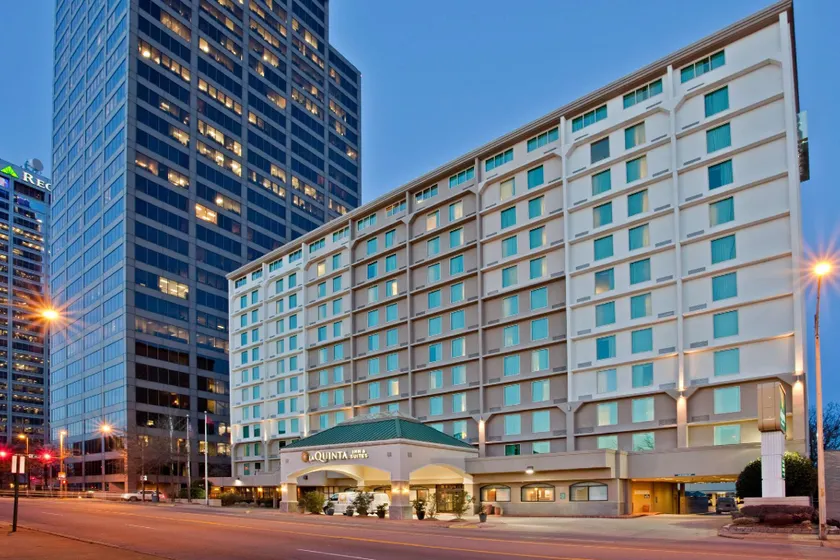 La Quinta Inn & Suites by Wyndham Downtown Conference Center - Image 1