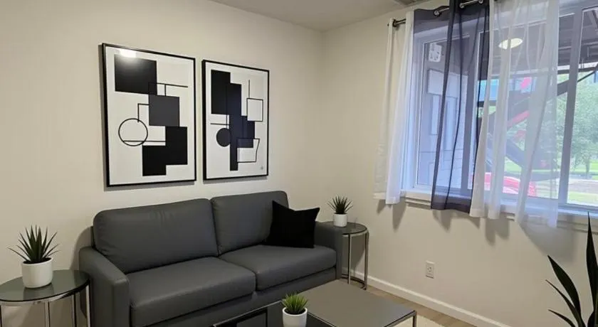 Modern 2BR 2BA Apartment Garden-View - Image 1