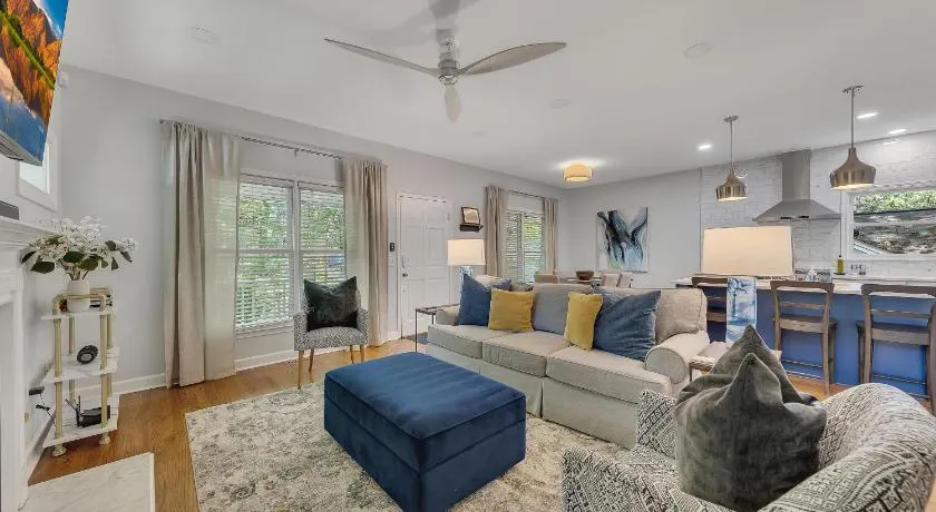 Cozy home w fireplace & patio World Cup Ready - Image 1