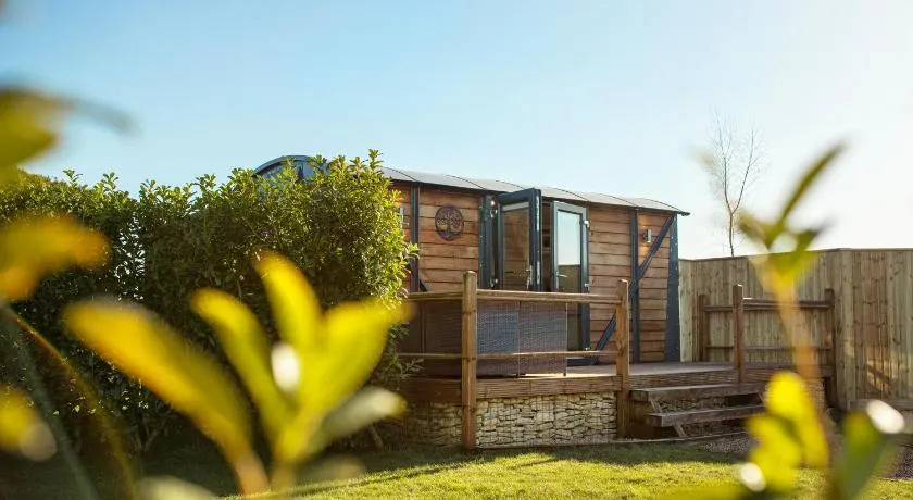 Yew Lodge - Shepherd's Hut Railway Carriage with "Hot Tub" - Sleeps 4 - Escape Completely! - Image 1