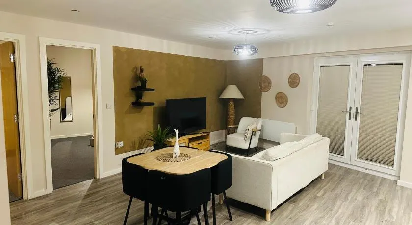 Executive 2 Bed Condo with Free Parking - Image 1