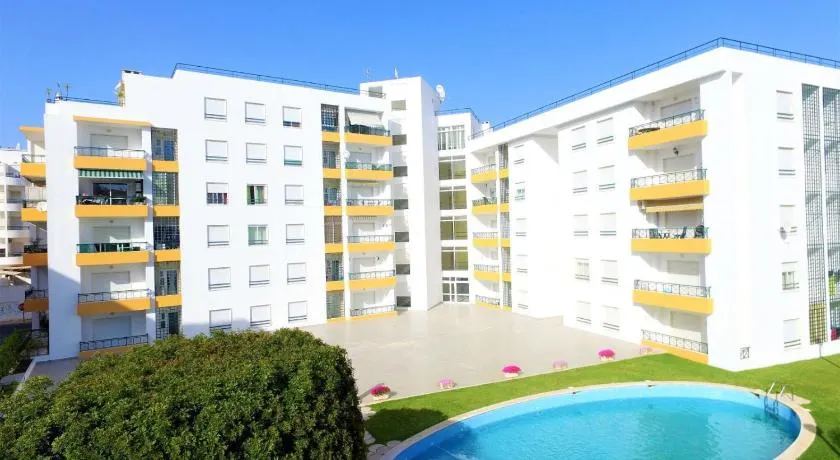 Quiet apartment overlooking the swimming pool - Image 1