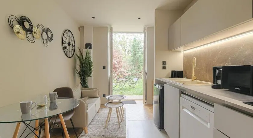 Joli duplex avec jardin, 2 personnes, Écully - Image 1
