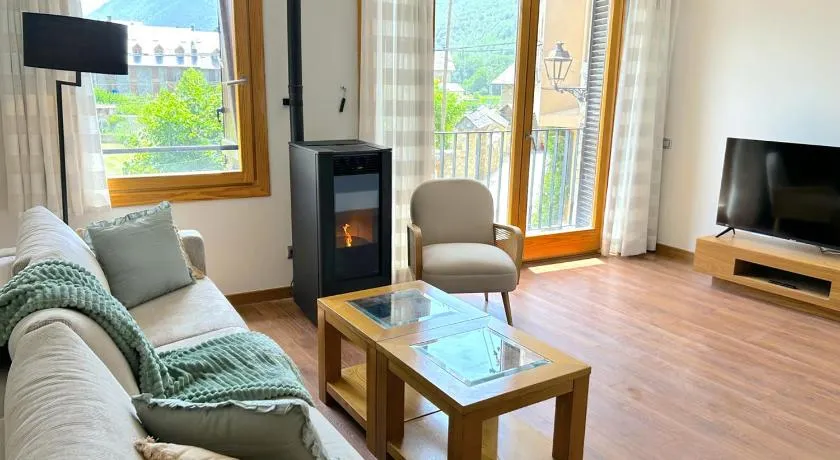 Apartament amb llar de foc i balcó amb vistes de la vall by RURAL D'ÀNEU - Image 1