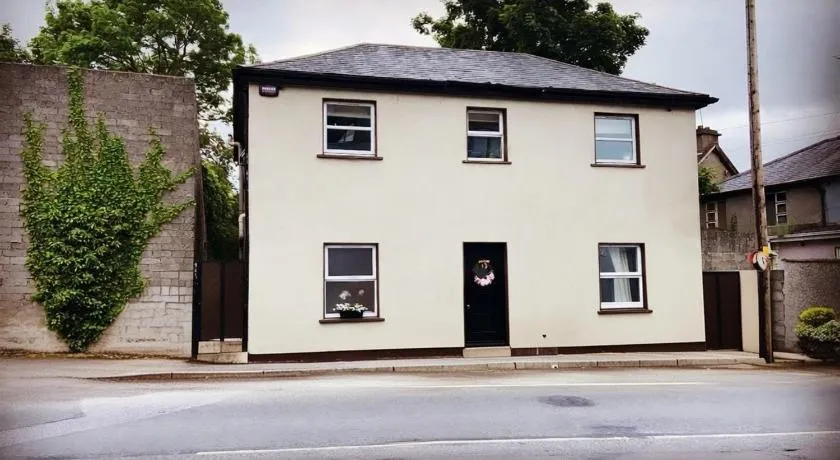 Rockside Villa Cashel Sleeps 6, Jacuzzi Bath, Walk to Rock of Cashel - Image 1