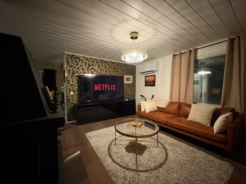 Cozy & Spacious House with Sauna & Free Parking - Image 1