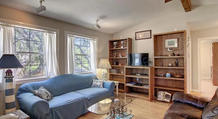 Fantasy Oaks Lodge - Image 1