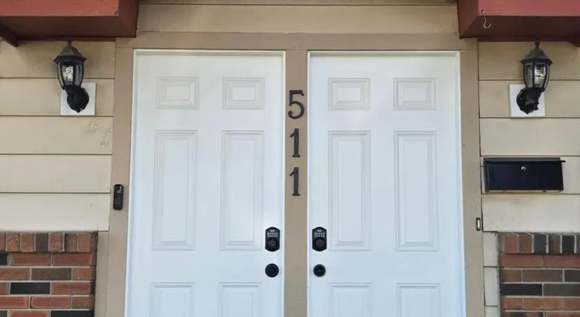 Modern 2-Bedroom Suite, 3-Min Walk to C-Train & Shopping - Image 1