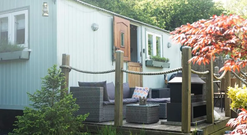 Shepherds Hut with Hot Tub - Image 1