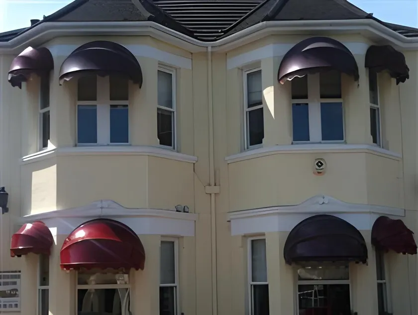 Hunters Lodge Guest House - Image 1