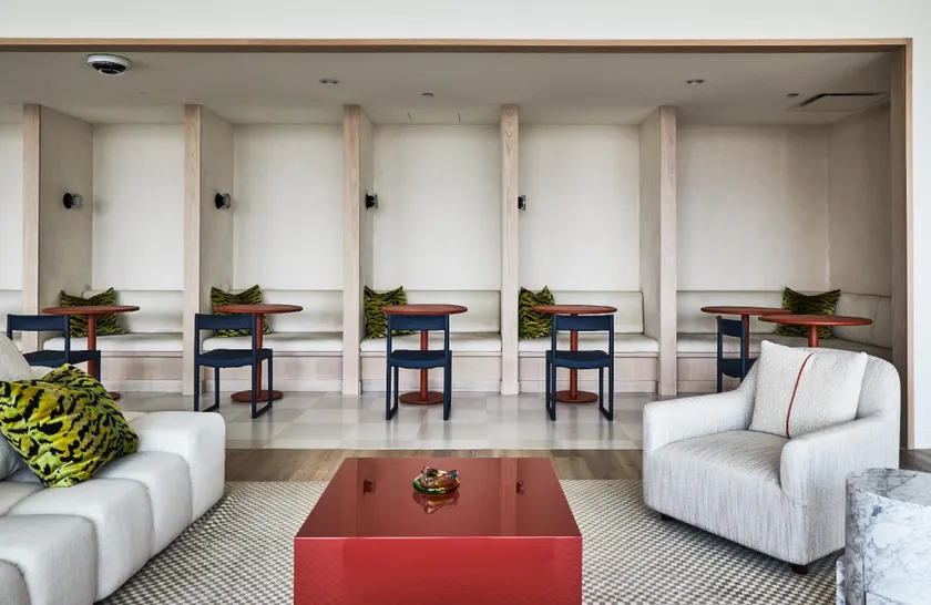Lux Apts with Lake Views and Top Amenities - Image 1