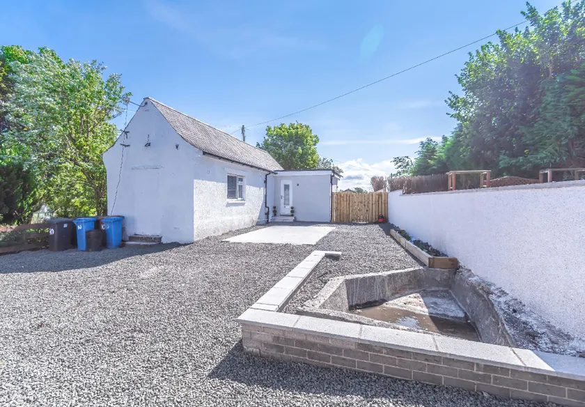 1 Bed Cottage-Sleeps 2-Parking-Pets-Hot Tub - Image 1