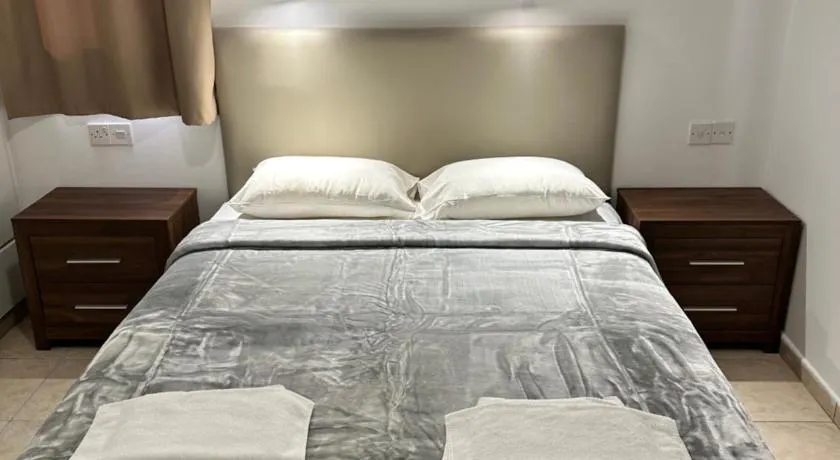 New York Plaza Hotel Apartments - Image 1