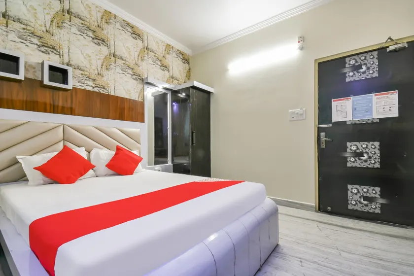 OYO Flagship 79796 Hotel Royal Inn - Image 1