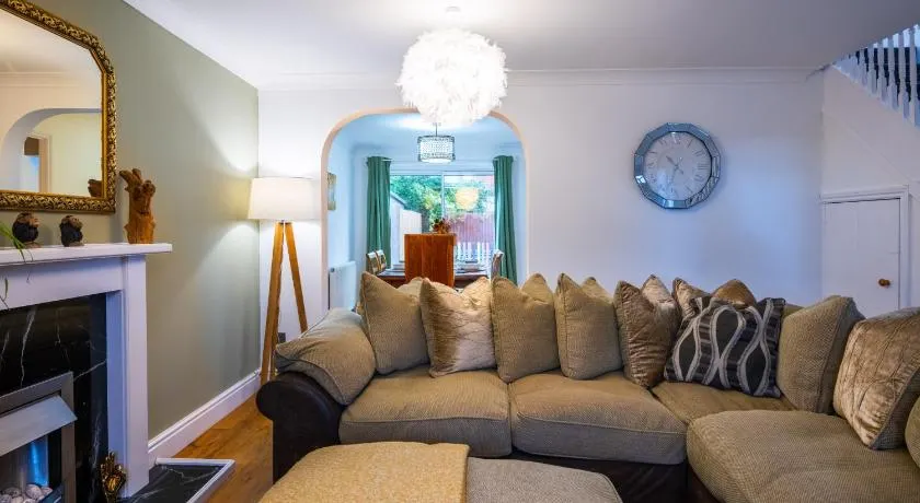 Award Winning Beautiful House in South Cambridge, 14-Min Drive to the City Centre, Free Parking, No Sofabeds, Sleeps 6 - Image 1