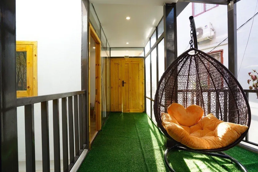 5 to 10 bedrooms houses - Image 1