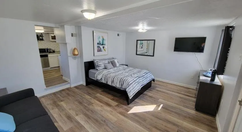 Modern 1 BR Apt - Easy Parking 5 min from Downtown - Image 1
