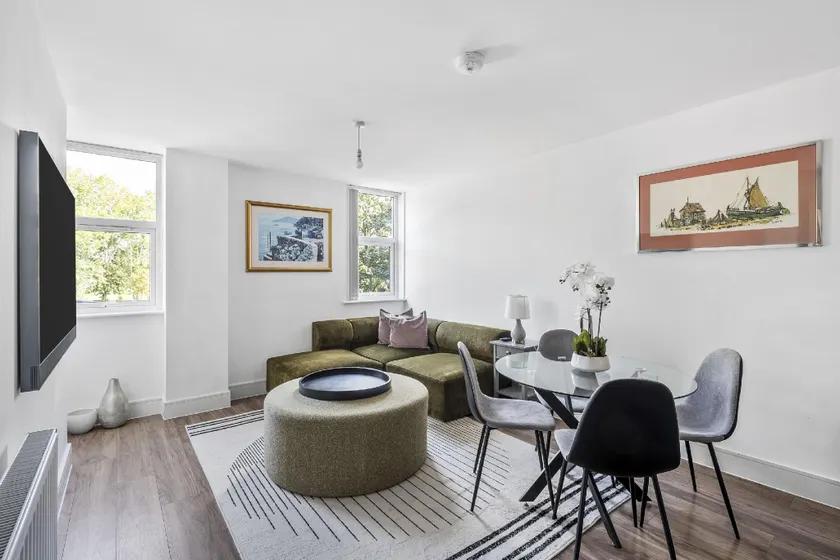 Luxurious 2 Bedroom Apartment with Free Parking, Sky TV, Sports, Movies & Netflix - Image 1
