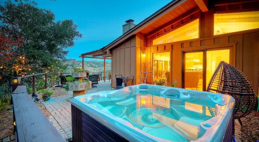 City Getaway, Hot Tub, Fire Pit, Game Room, BBQ, Hiking Trails, Vineyard Views, B-Ball - Image 1