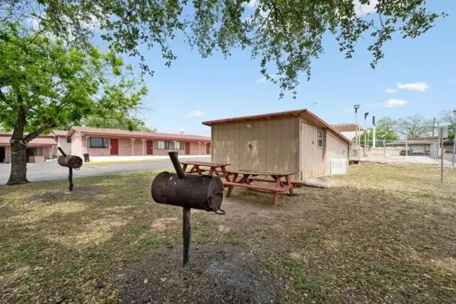 Hotel Beeville -US 181 - Image 1