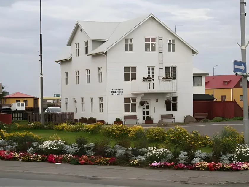 550 Guesthouse - Image 1
